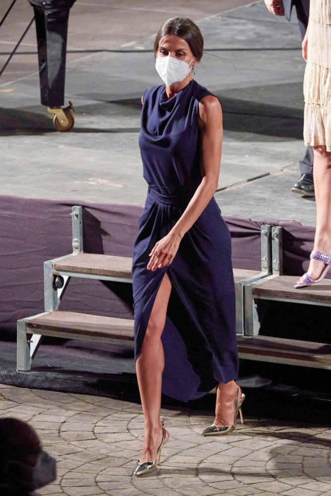 西班牙王后瘦没了"阿姨感",90斤穿缎面裙线条紧致,真不像48岁_腾讯