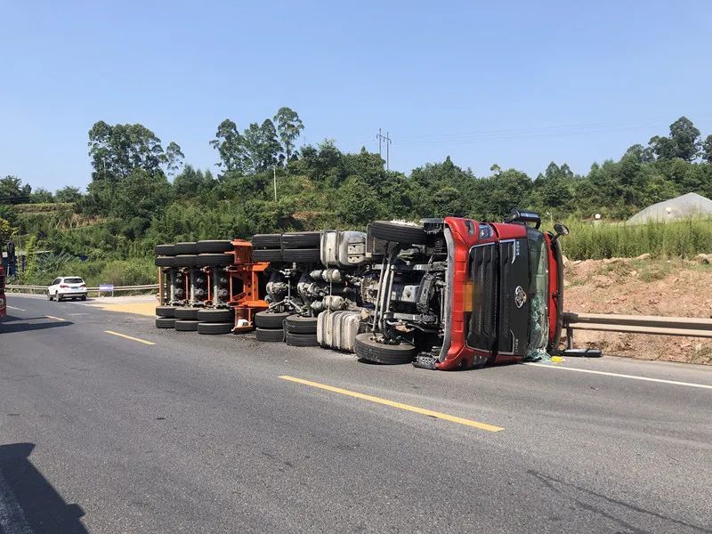 惊险!大货车急转弯突然侧翻,车内两人被困