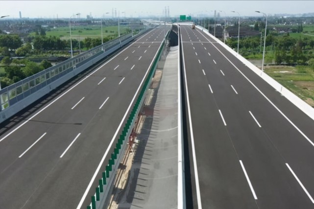 除了这些大桥外,还有多条公路流经,有s20公路,g1501公路,此外还有多条