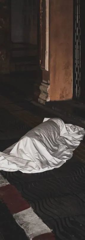 普吉镇上惊现白布裹尸!