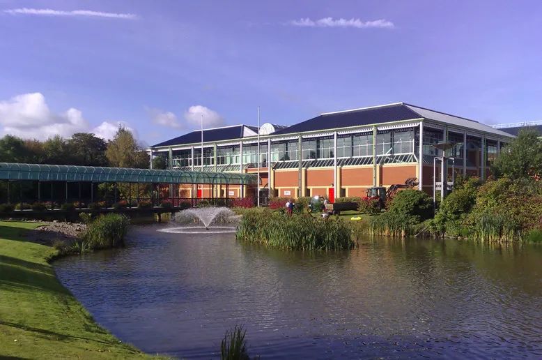 英国大学再次更新开学政策,包括秋季开学/1月开学课程/包机/疫苗政策_