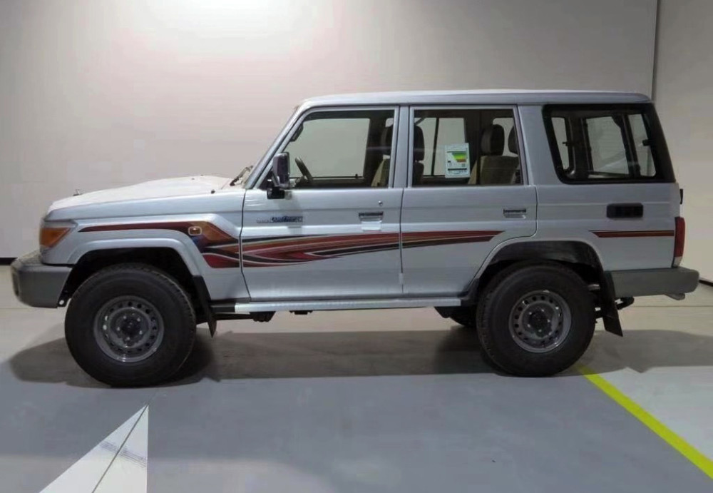 丰田陆巡lc70新车型发布,40年经典外观不变,4.5l柴油动力_腾讯新闻