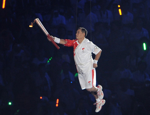 在开幕式上,李宁作为主火炬手,以飞天的形象成功点燃了主火炬.