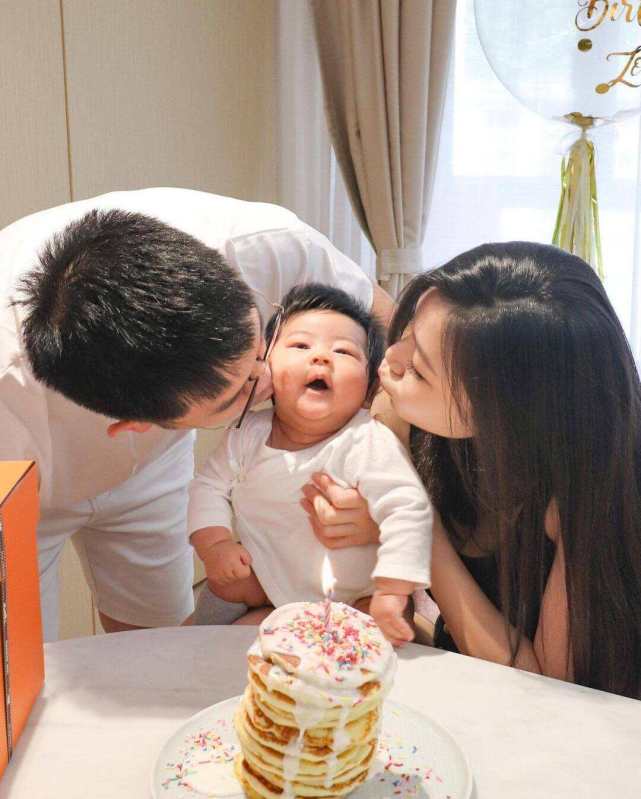 薛家燕儿子石耀庭穿着一身白色衣服,脸上戴着圆框眼镜,造型斯文.