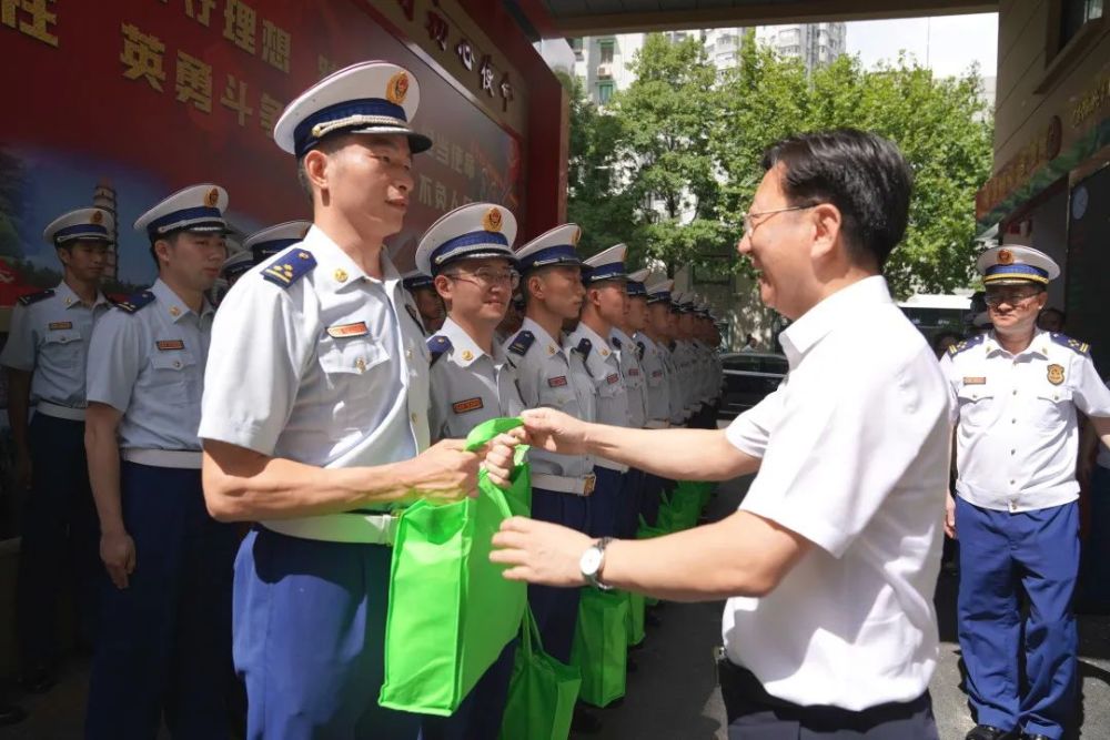 上海市市级机关工委常务副书记杨峥亲切慰问黄浦消防救援指战员