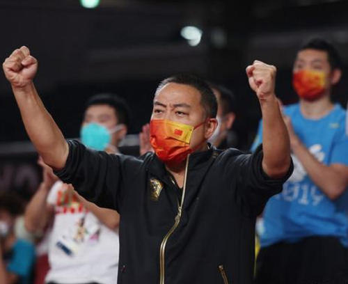 奥恰洛夫希望得到支持,战胜日本与中国队相遇决赛,球迷积极响应