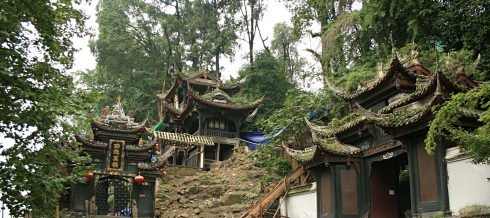 建築佈局並不強調中軸對稱,而是完全遵循自然地理條件,依山取勢挖補培