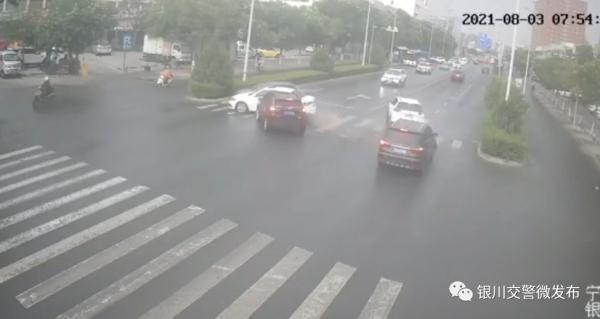 雨天路滑 五车相撞！雨天该如何安全驾驶？