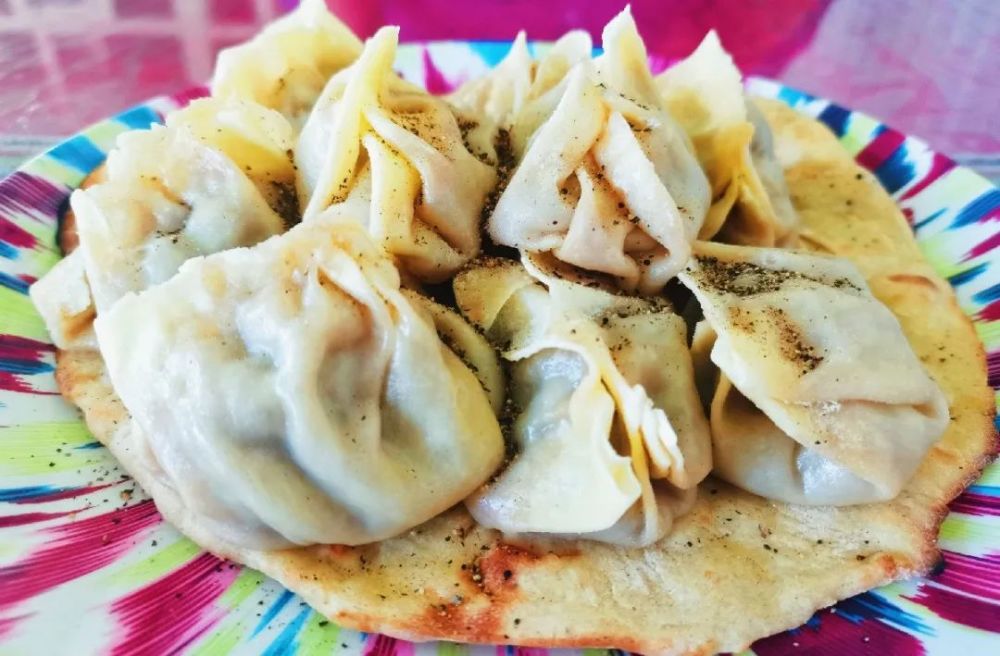 当你走进喀赞其街道附近,也是伊宁市老城区有名的"美食一条街",这里有