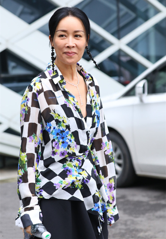 53岁那英更敢穿了拿花衬衫搭半裙扮嫩奈何脸上的皱纹肉眼可见