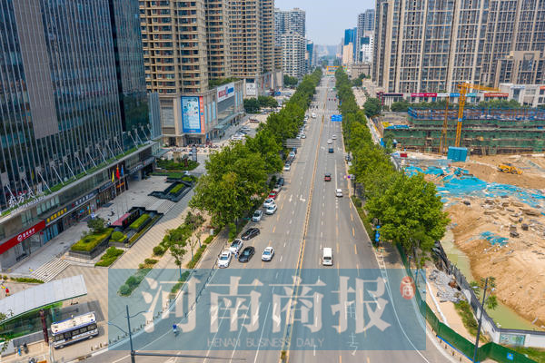 2021年8月4日,河南郑州航海路大学路,街道上车辆少,街头空荡荡.