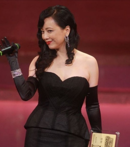 邓萃雯签约内地后现身54岁身材不输年轻人被男同伴搂腰离开