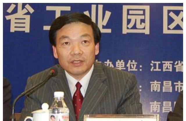 江西南昌人,1978年8月参加工作,小学教师出身,1995年9月起任南昌市