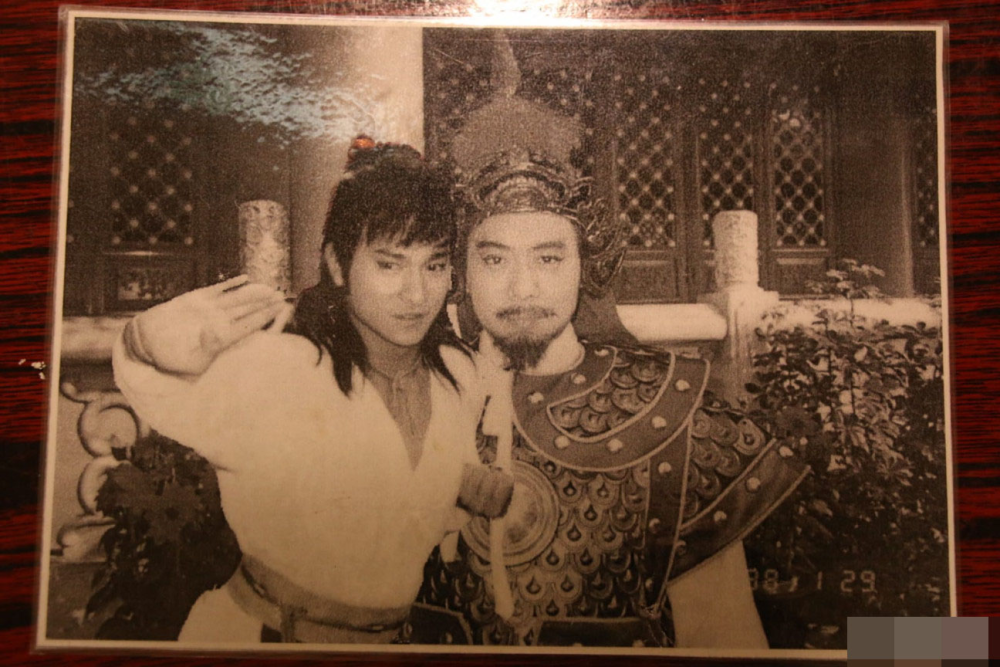 夏玉麟无儿无女没有婚姻史,他在年轻时曾拿出三四十万积蓄,替前女友还