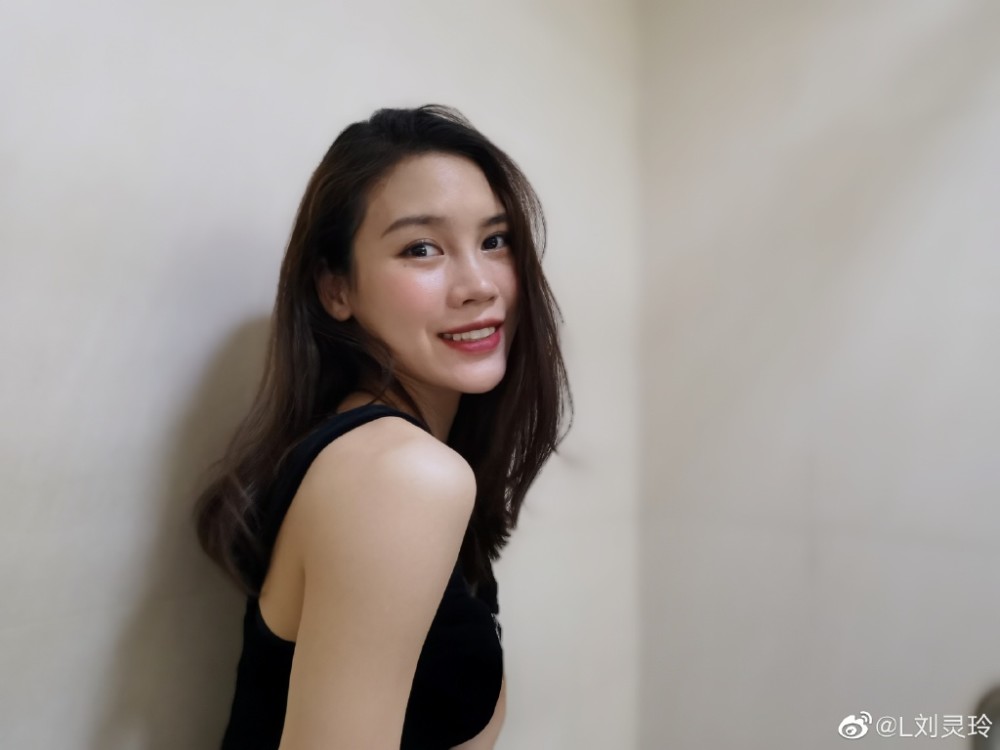 蹦床女神刘灵玲晒美照泪痣妆展现冷艳魅力风情万种明艳动人