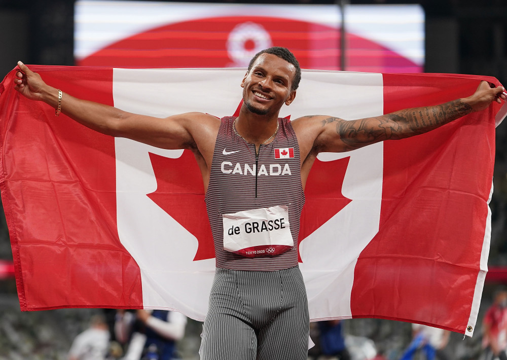 8月4日,(从左至右)加拿大选手德格拉塞,美国选手贝德纳雷克和莱尔斯在