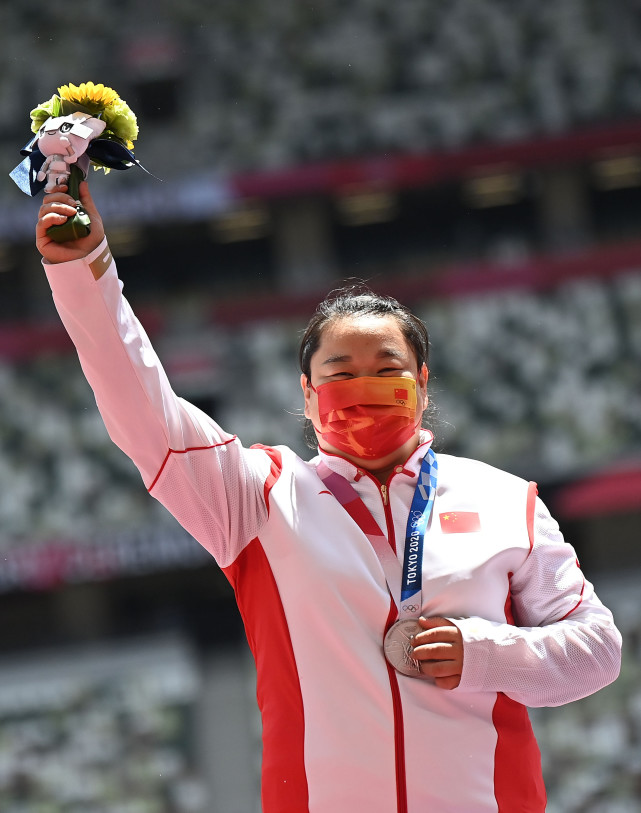 8月4日,女子鏈球冠軍波蘭選手沃達爾奇克在頒獎儀式上親吻領獎臺.