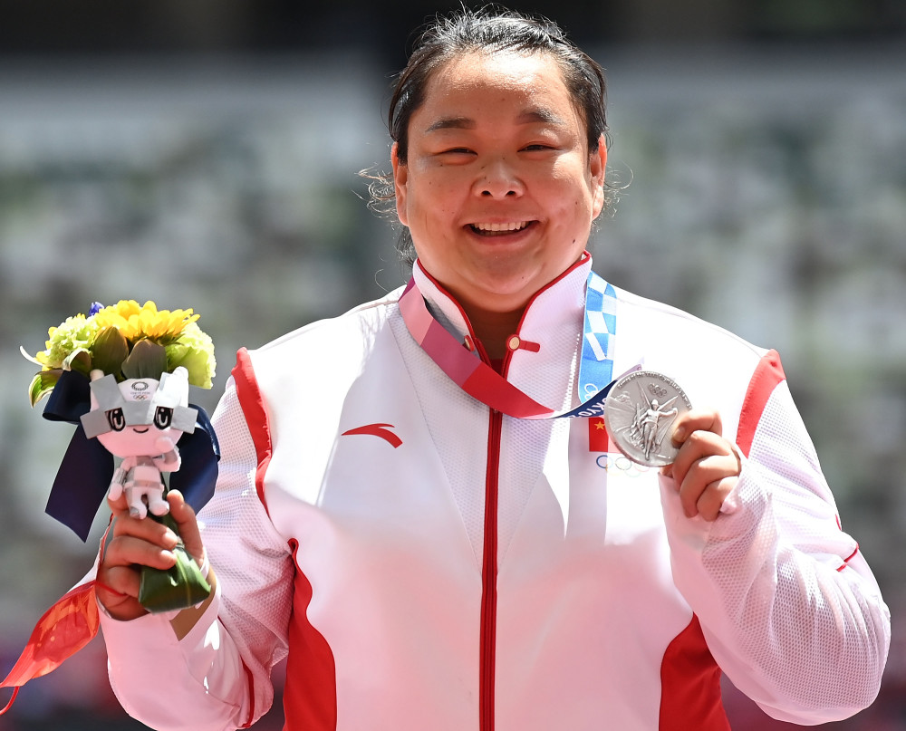 8月4日,中国选手王峥在女子链球颁奖仪式上.新华社记者 李一博 摄