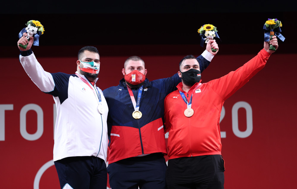 (中),亚军伊朗选手达乌迪(左)和季军叙利亚选手阿萨德在颁奖仪式上