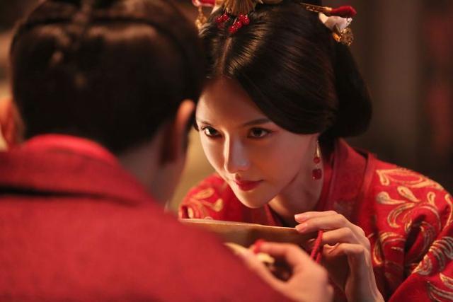 不得不承认张芷溪是非常适合古装的,还记得她在电视剧《军师联盟》中