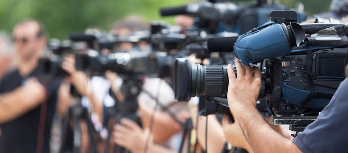 除了摄像机这一专业设备外,还需要在活动现场提前铺线,因而最好还是由