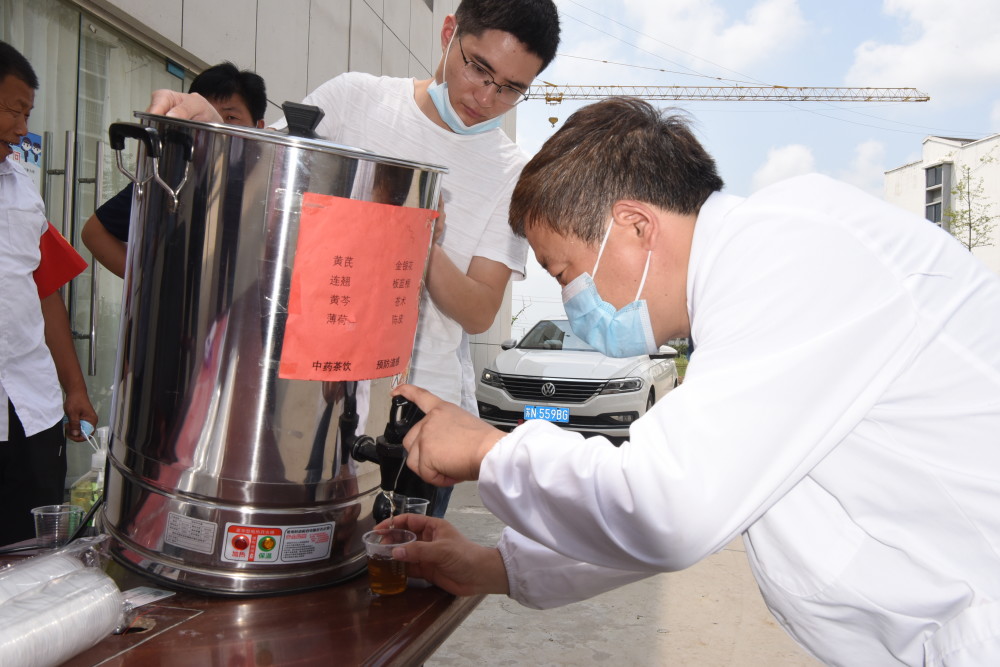 泗洪县孙园镇:乡村医生每天送千份中药茶饮助抗疫