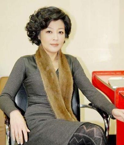 李咏去世两年后,50岁的妻子哈文也官宣喜讯,网友纷纷送祝福!