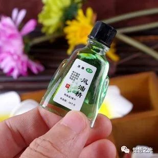 5,雞眼將風油精滴在神闕穴(肚臍),在外用傷溼止痛膏或普通醫用膠布