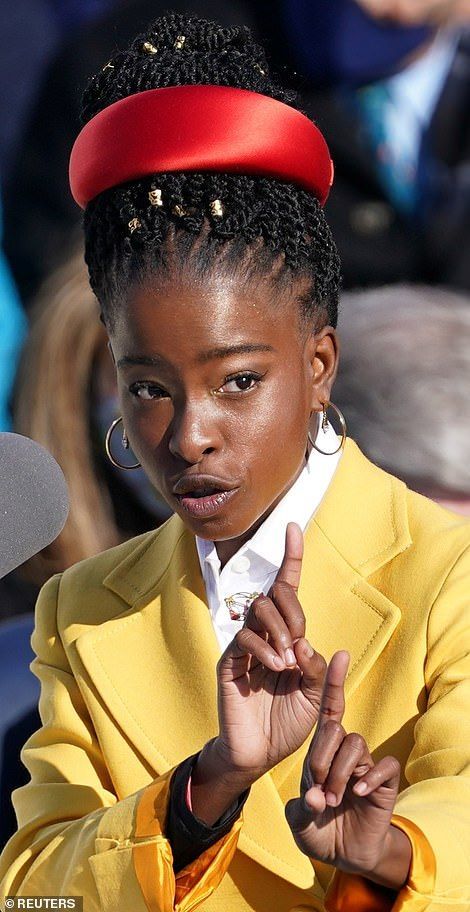 梅根四十岁生日搞大动作,居家办公照穿15公分高跟鞋,喝下午茶影射王室