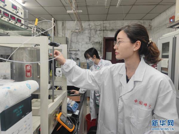 8月2日,中国科学技术大学的曹丽娜(右)在实验室工作.