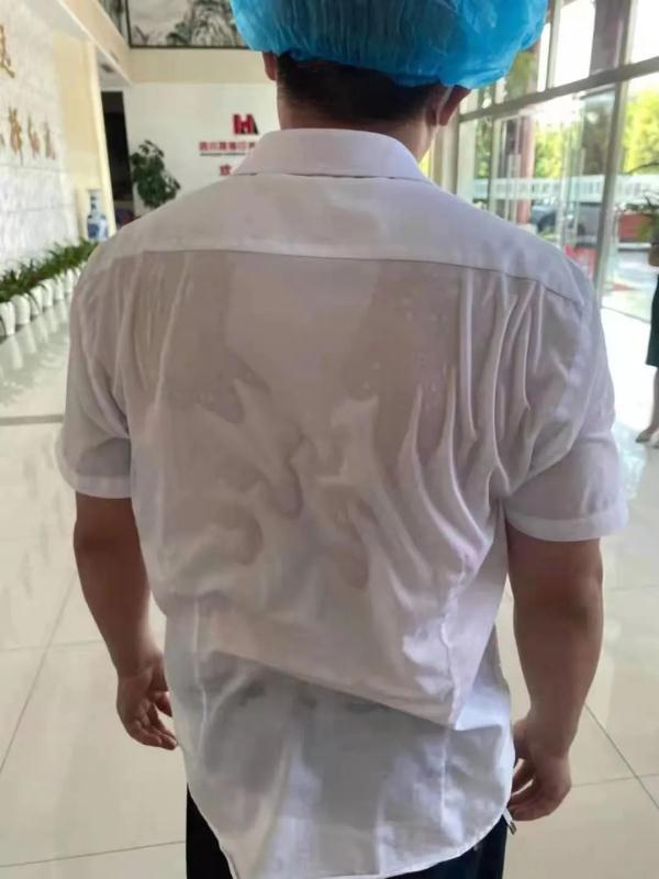 被汗水泡得发白起皱的手,汗水湿透的口罩在他脸上勒出了深深的痕迹.