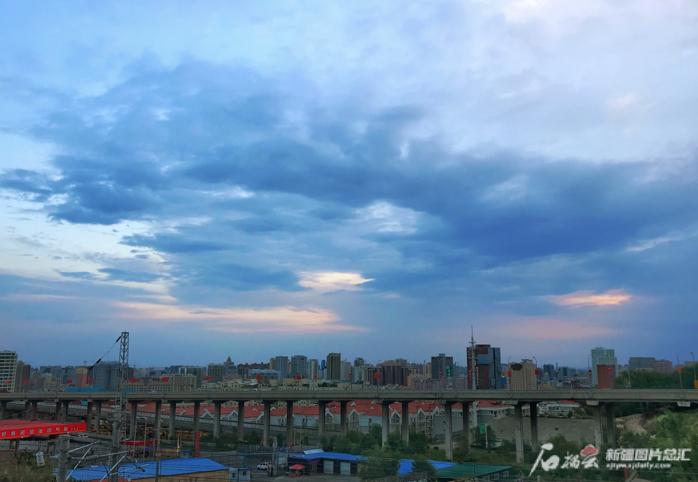 8月5日早晨,乌鲁木齐天气多云转晴.     石榴云/新疆日报记者张万德摄