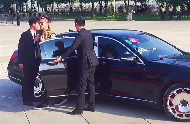 吴某凡进去前的某出场画面坐迈巴赫下车姿态潇洒还有保镖为其开门