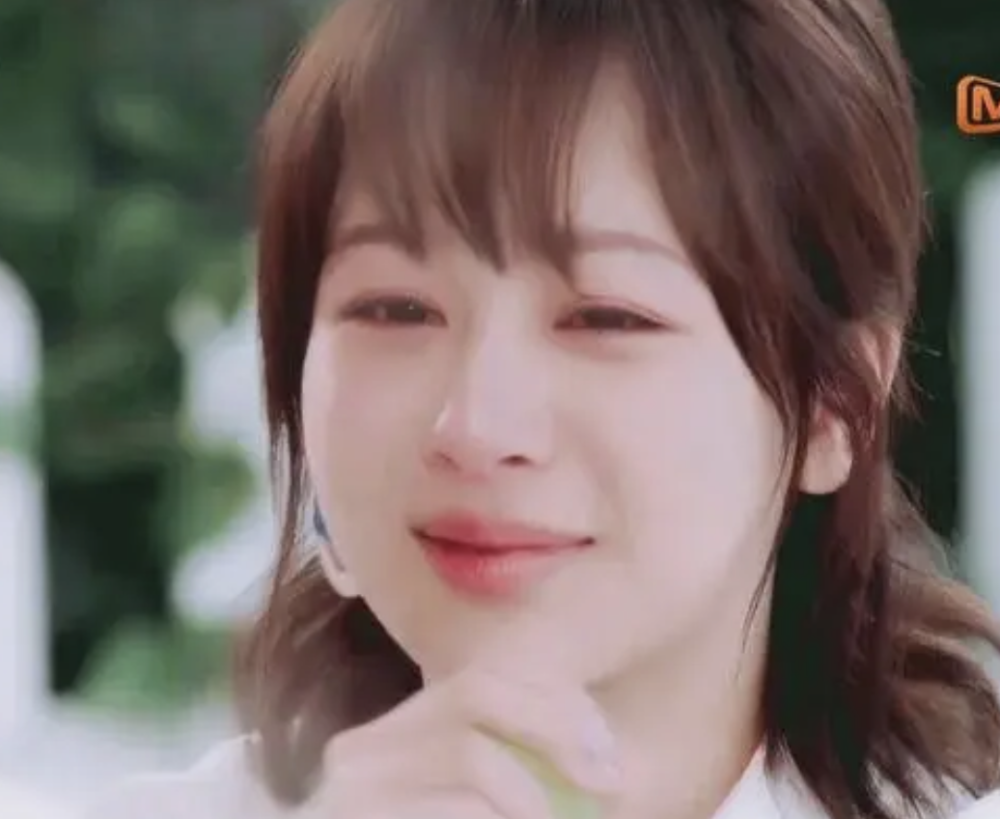 为什么女生都喜欢杨紫?在《中餐厅》躲着哭,力挺肖战,原谅那英