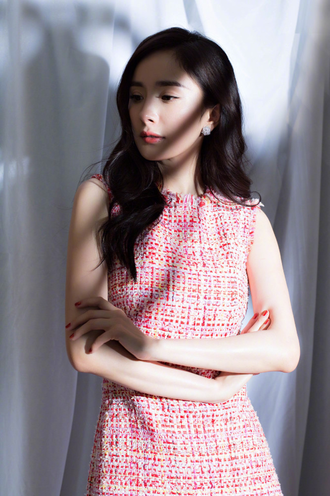 杨幂粉裙卷发妩媚动人