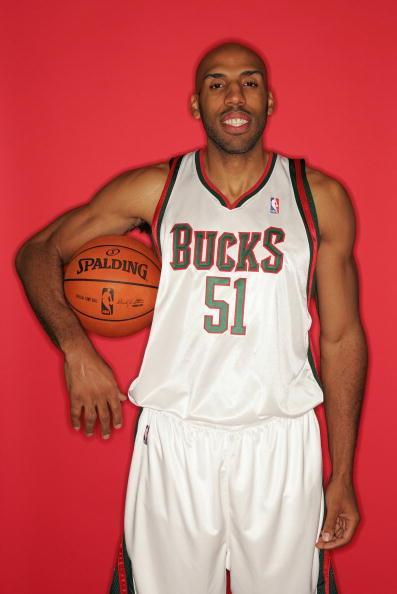 身高2.06米的迈克尔-鲁芬在nba效力了将近9个赛季,场均数据只有1.