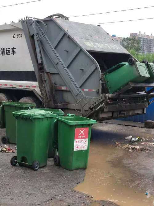 宝鸡陈仓大道垃圾污水横流臭味难闻路人掩鼻而行