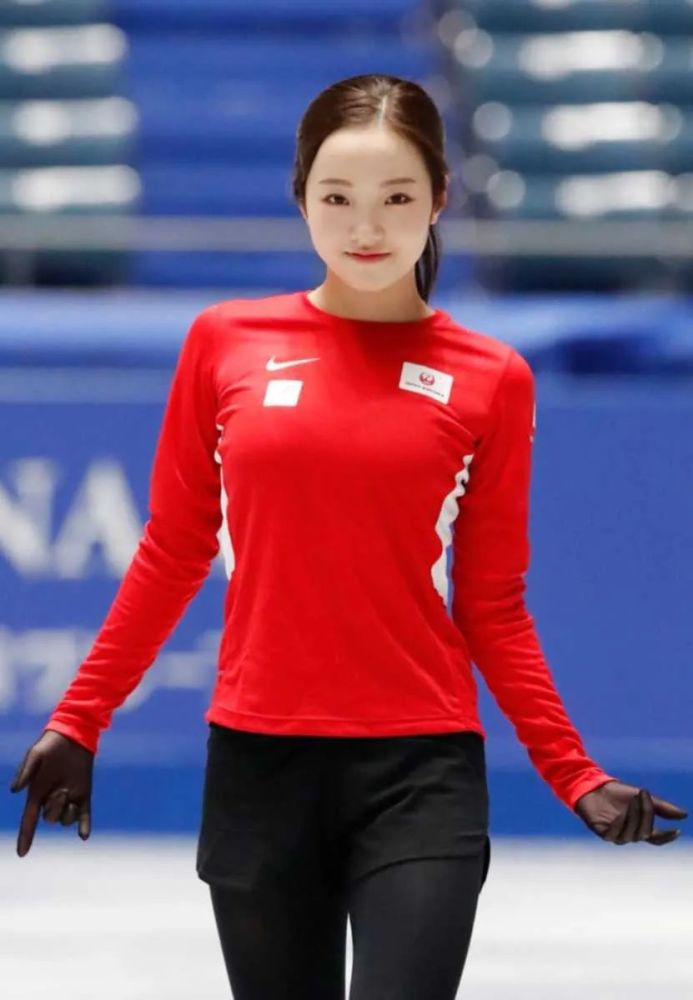在比赛之外,本田真凛还有一个爱好那就是cosplay还曾经穿着cos的