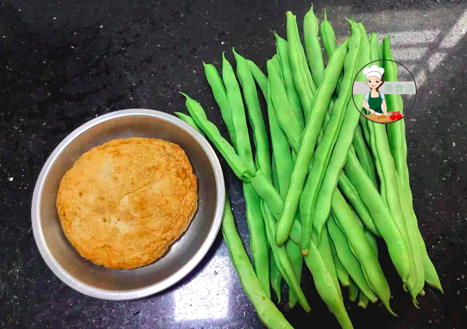 準備食材:豆角適量,魚餅一塊. 準備配料:油鹽適量,生抽少許,蠔油適量.