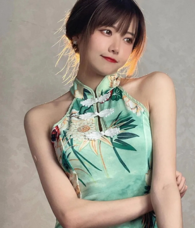 骆歆尝试"清凉旗袍",大秀香肩女神范十足,lpl水友:羡慕记得