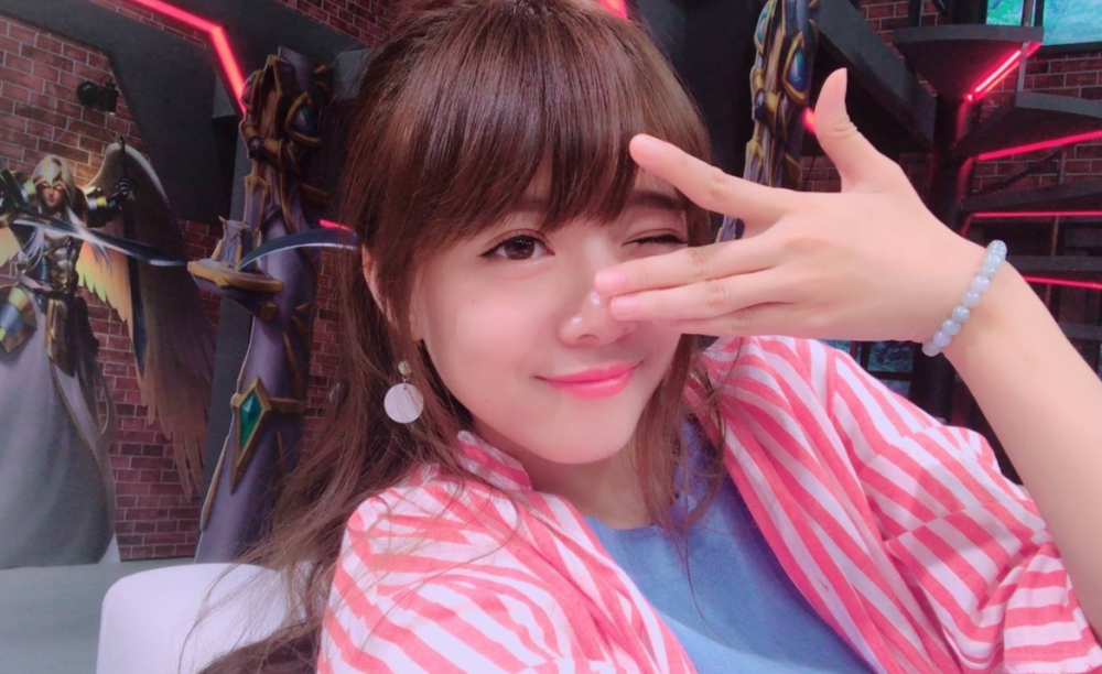 骆歆尝试"清凉旗袍",大秀香肩女神范十足,lpl水友:羡慕记得