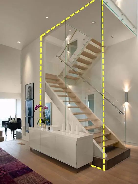 买了复式楼楼梯两侧已经不流行砌墙了用一面玻璃扩大空间