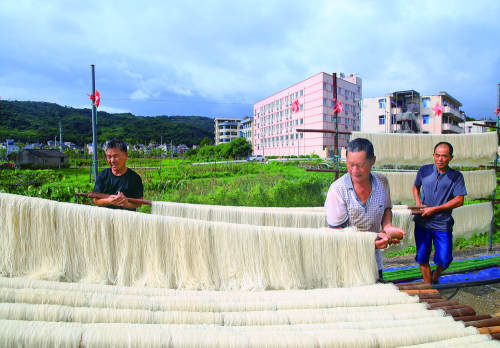8月3日,玉环市百丈村米面加工小作坊的农民正在晾晒米面.