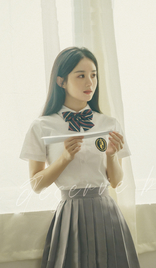 赵丽颖和魏大勋一起为张杰助阵,三人在mv中都是一身校服的打扮,显得