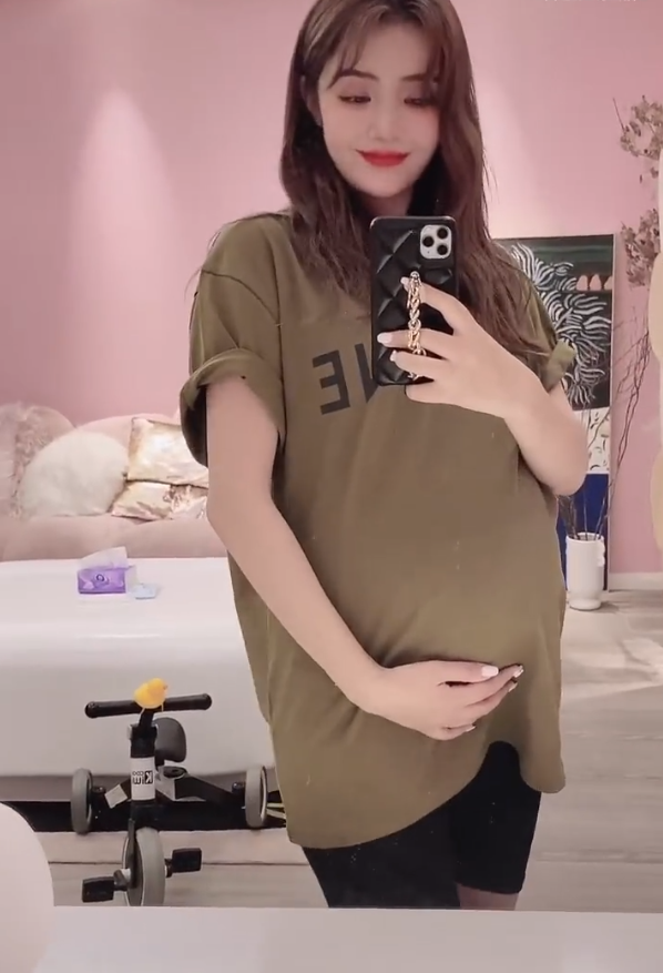 麦迪娜挺8个月大孕肚现身机场,紧挽姜潮手臂,手拎十几万包抢镜_腾讯