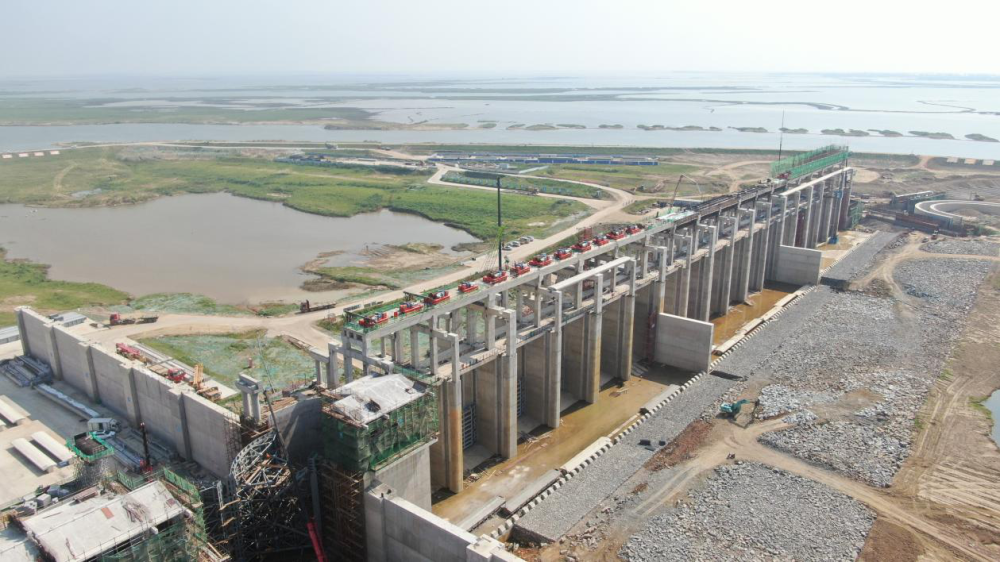 江西省首个三角门船闸闸门在信江双港手动调试完成_腾讯新闻