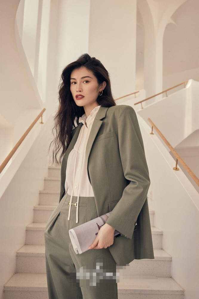 何穗最新广告大片西装套装配骑士靴率性时髦气场足