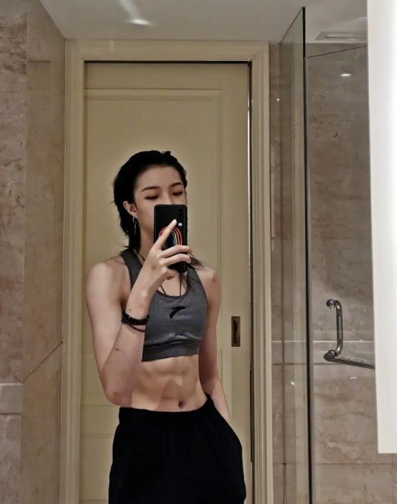 有腹肌的体操运动员刘鑫.炸毛的举重运动员侯志慧.