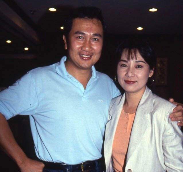 欧阳佩珊患癌离世4年 丈夫郭锋罕见露面 双鬓斑白精神状态佳 全网搜