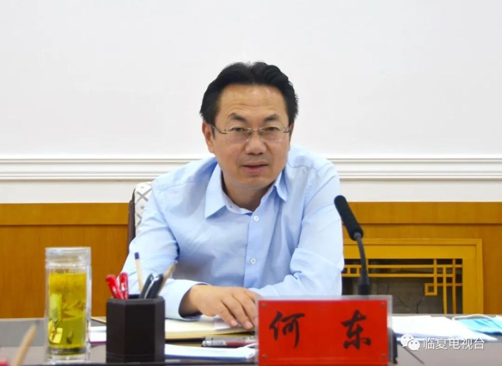 在听取大家的发言后,何东对企业提出的问题逐一作了